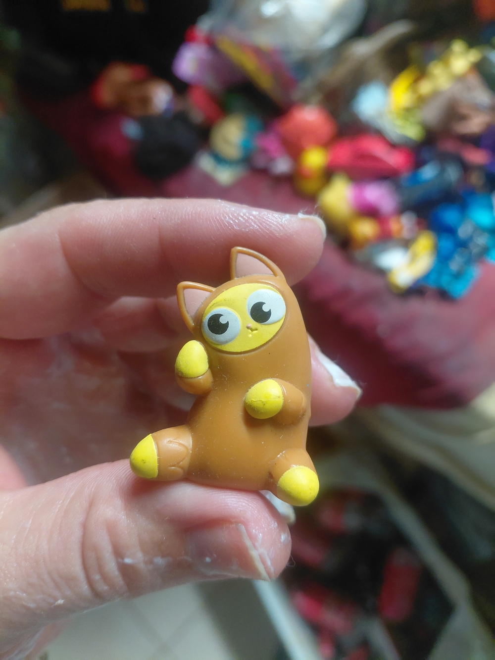 Ohai, a brown cat character from the Hasbro Lost Kitties blind box collectible t